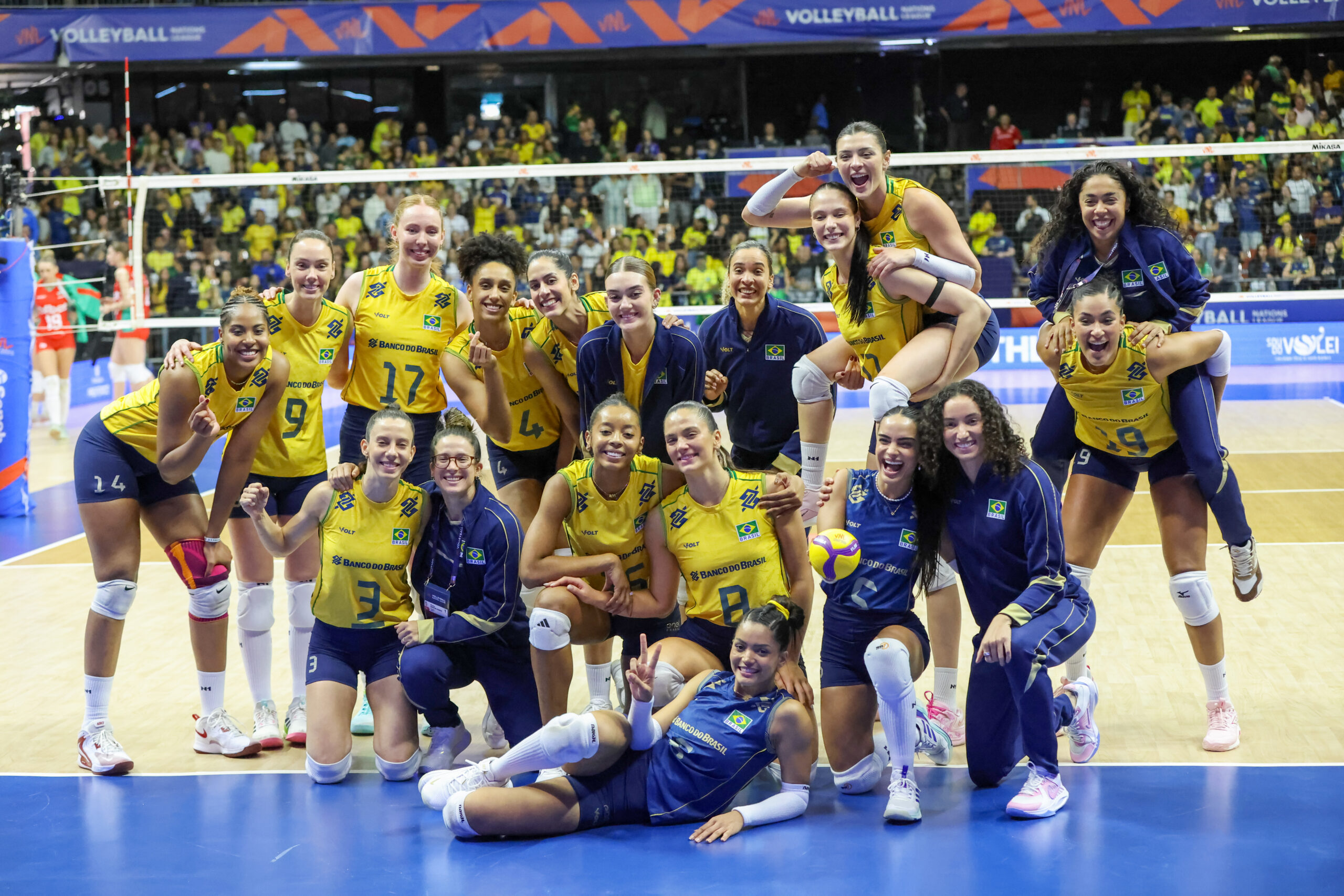 BRASIL ENCERRA ETAPA EM BRASÍLIA COM 100% DE APROVEITAMENTO E A LIDERANÇA NA VNL FEMININA